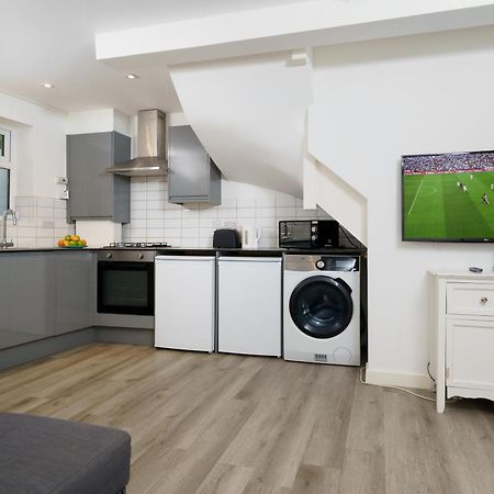Modern Apartment In South West Londra Esterno foto